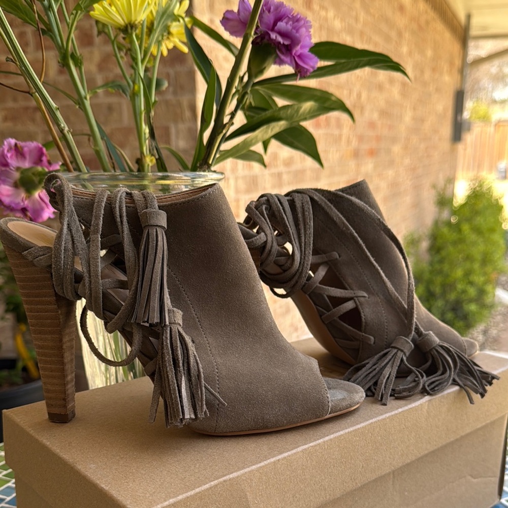 Banana Republic Tan Heeled Fringe Heels